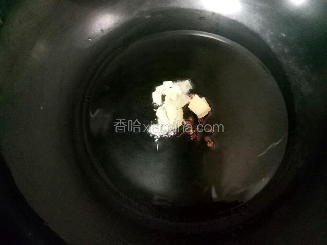 放入姜蒜爆香。