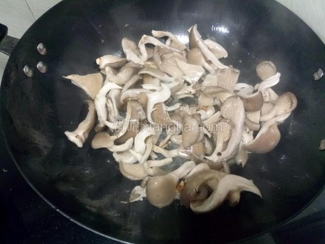 下入蘑菇大火翻炒。