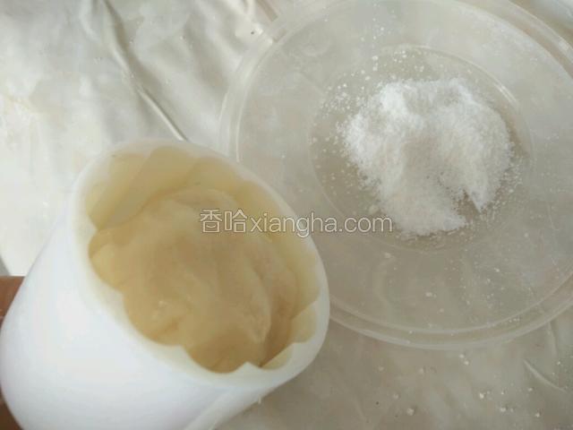 找来月饼模具，将里面放上点糖粉，或者是炒熟的糯米粉。取豆沙团成圆球放入模具中，像做月饼一样。