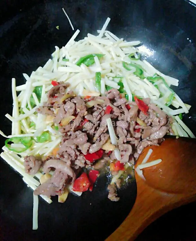 将牛肉丝放入