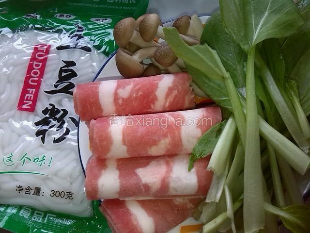 准备土豆粉、肥牛、青菜，蟹味菇