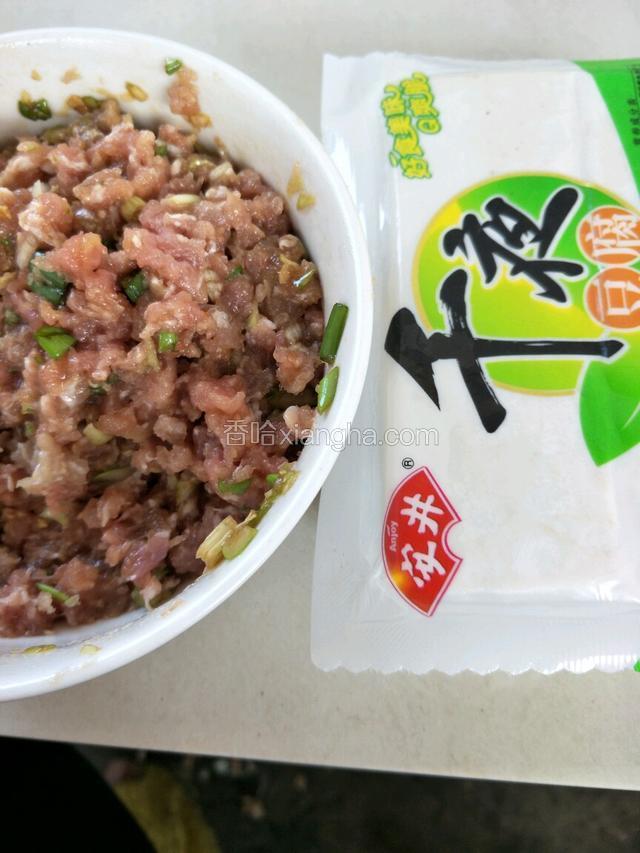 准备好韧豆腐和剁好的肉馅。（韧豆腐有的买回来会冻得很硬，要提前解冻，肉馅我就不写了，大家都会剁肉馅，根据自己的口味调制。）