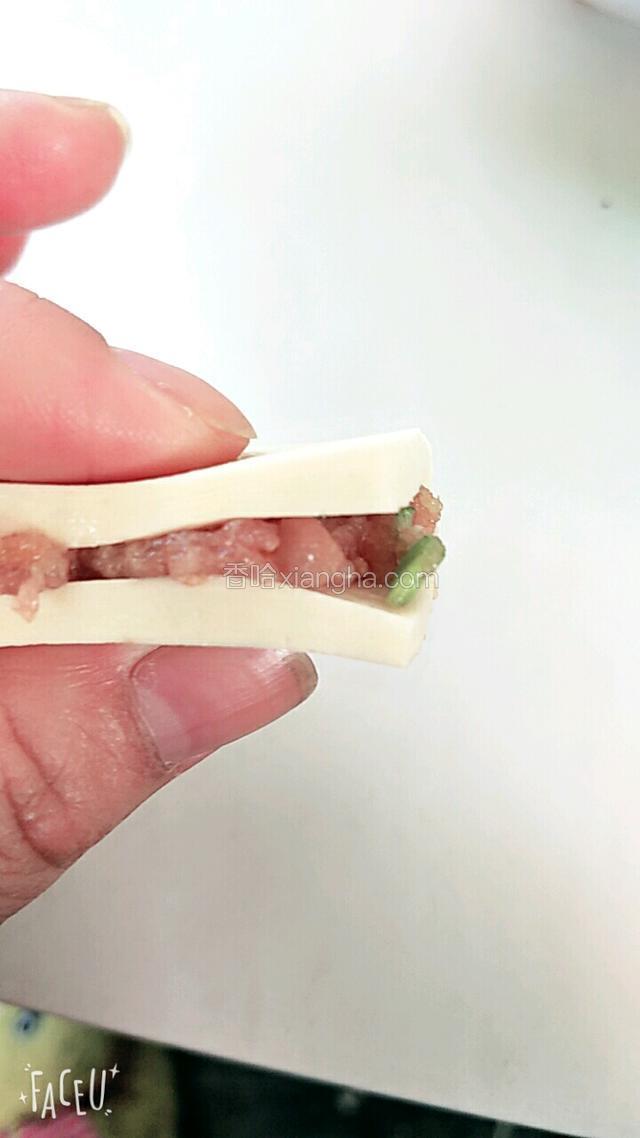 然后将豆腐两片在合上。