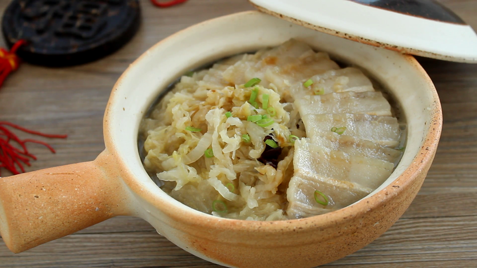 一道美味的酸菜汆白肉就做好了