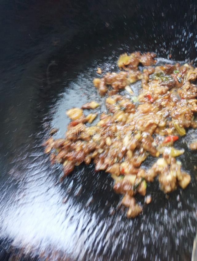 炒锅加油烧热炒肉末