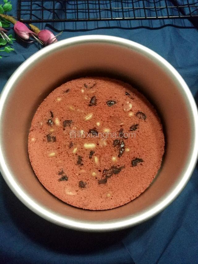 烤好的蛋糕切3分之1片放入6寸模具中，边缘留点缝隙（渗入液体会更加漂亮）。