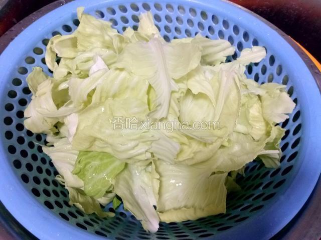 洗净，撕成片，捞出沥干水分。