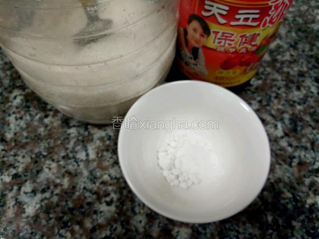 准备糖醋料汁。
