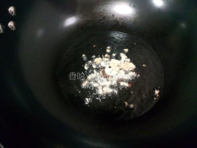 锅中放油下花椒，姜蒜爆香。