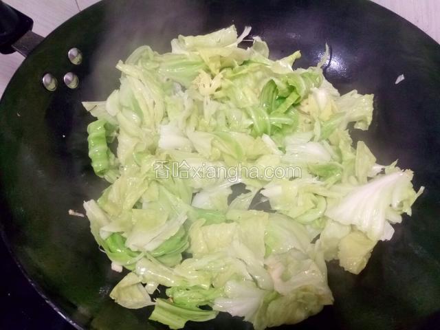 下入白菜，快炒。