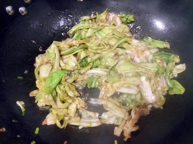 下入料汁，快速翻炒均匀即可。
