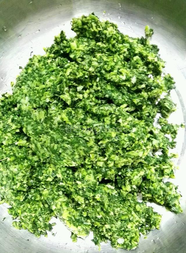 把青菜和荠菜烫熟后剁成沫，挤干水份够放入盆子