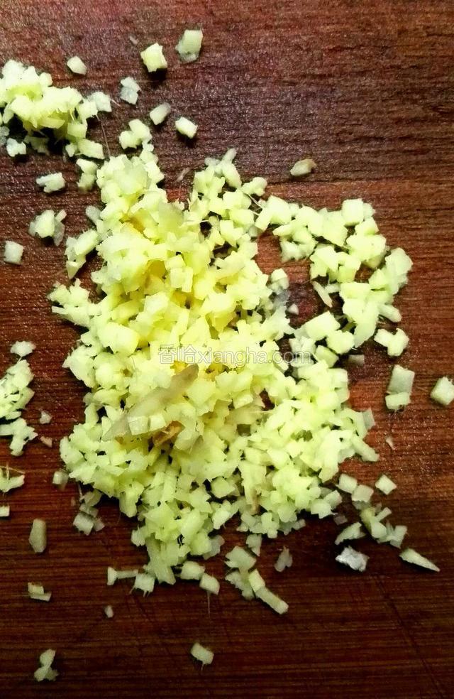 把生姜切成沫
