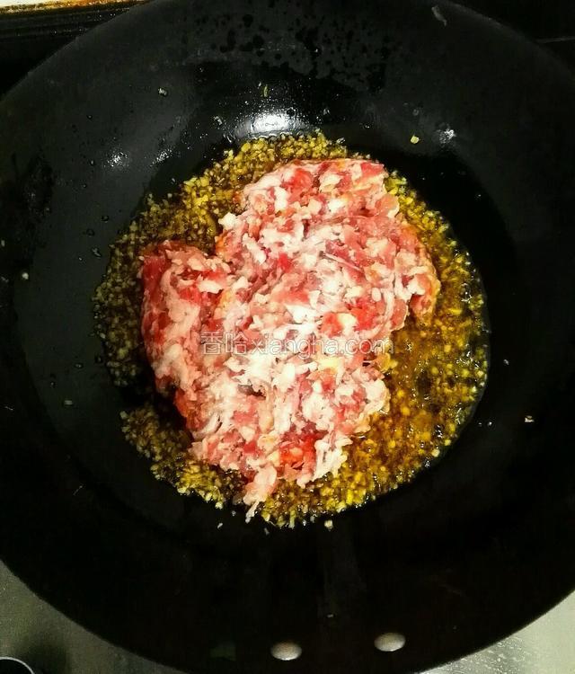 煸炒香后倒入肉沫，放入料酒，盐，糖，翻炒