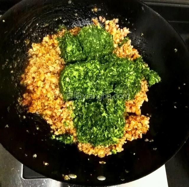 翻炒均匀，到肉断生后关小火，倒入挤干水份的菜馅，然后洒入鸡精，倒入生抽搅拌均匀