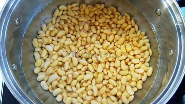 泡好的黄豆放入锅中，大火煮开转小火，煮至黄豆软
