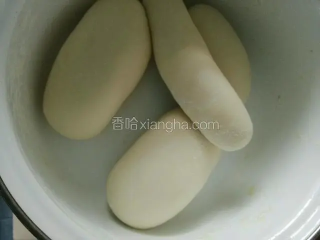 控制好适当温度，饧发面。