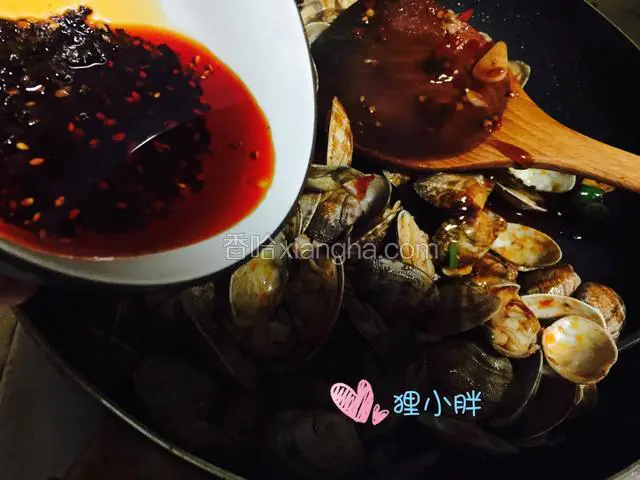 最后调入辣椒油和糖。。炒匀出锅即可。。。