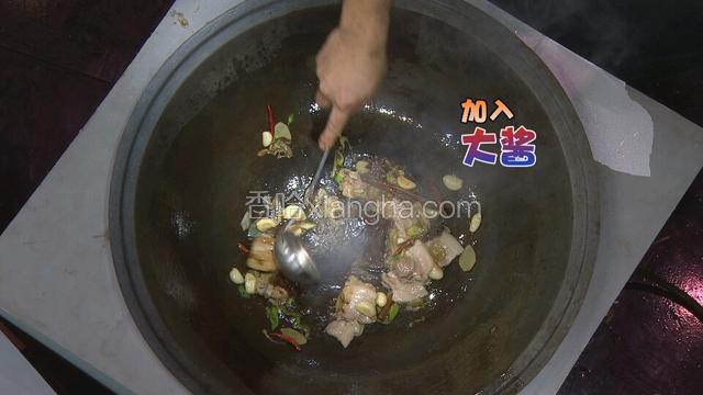 五花肉炒至微微变色，加入东北大酱炒碎