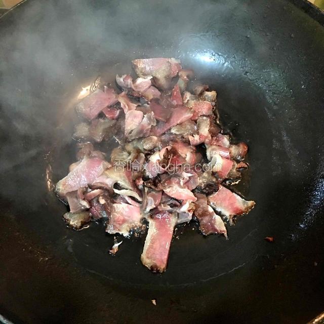 热锅倒少许油，倒入准备好的腊肉