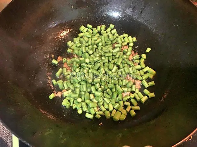 倒入切好的豆角