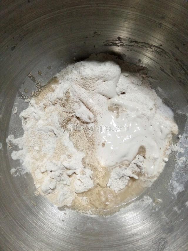 fluff糖浆有点粘稠，慢慢用橡皮搅拌刀转圈拉出……