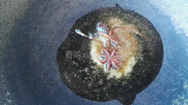 坐锅加油5成热后，下八角爆香，下干红椒翻炒。