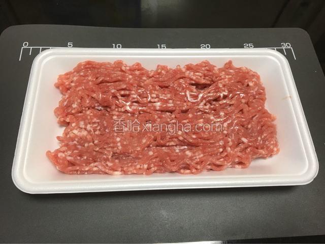 将猪肉馅准备好。