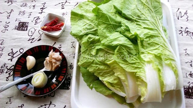 准备食材：小白菜切去根部，将每片菜叶都清洗干净、控水