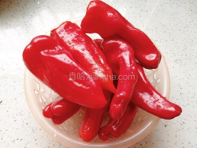 红椒去蒂和种子。洗净，控干表面的水份。