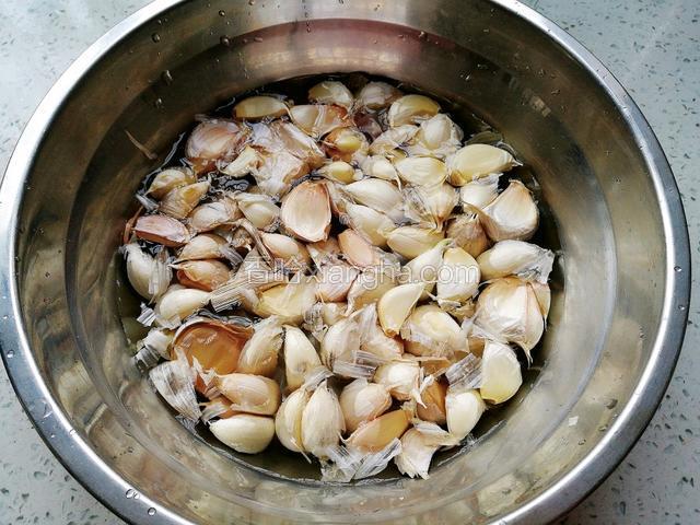 蒜头放清水里泡半小时。