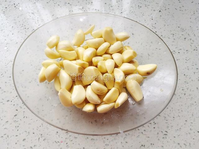 剥去蒜的外皮，晾干备用。