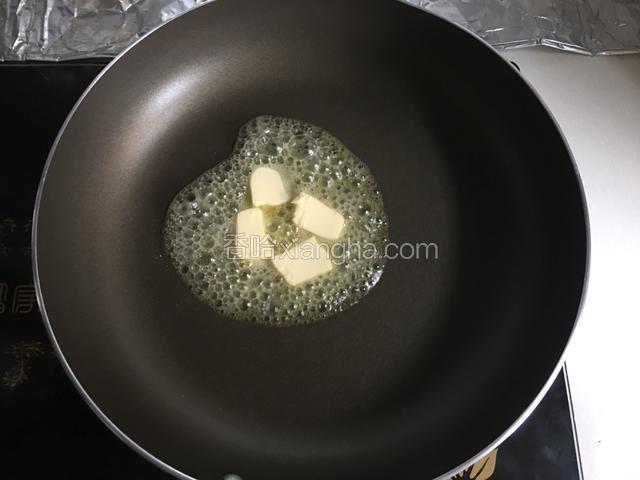 不粘锅小火烧热把黄油放入锅中