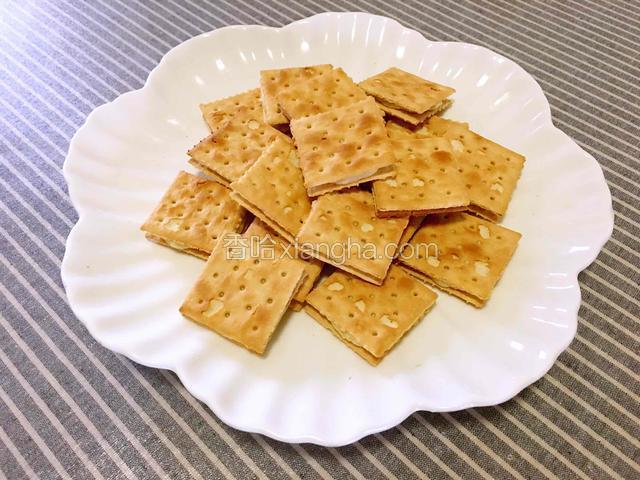 依次做好所有的梳打饼干