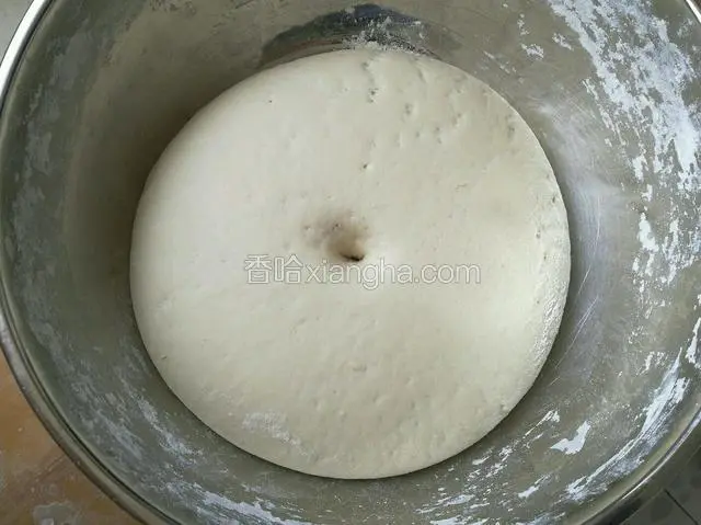 发酵好的面团，用沾了面粉的手指戳洞，不回缩，不塌陷