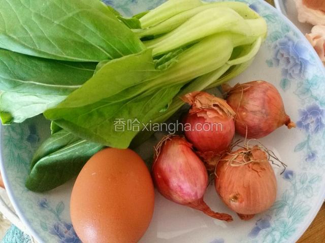 准备葱头，油菜，鸡蛋（鸡蛋提前煮熟）