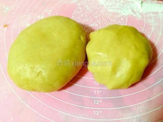 将水油皮和酥皮按配方揉好