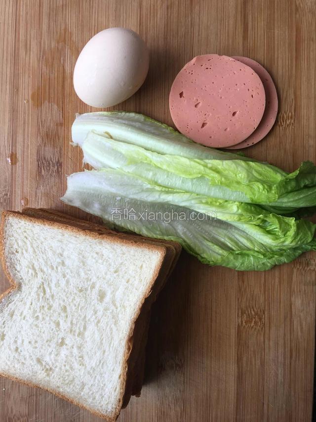 准备要用的食材，生菜洗干净控水。