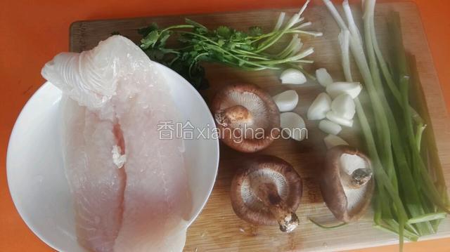 准备食材:龙利鱼500克，蒜、香菜、香葱适量，香菇3个备用。
