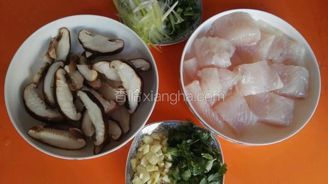 龙利鱼洗净切块，香菇、蒜切片，香葱白切丝，香葱叶、香菜切小段备用。