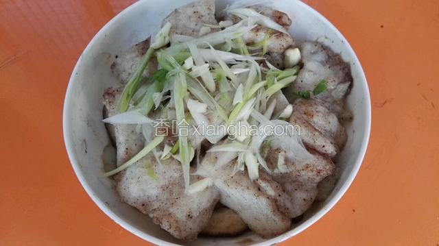 取出倒掉盘中蒸汁后，撒上香葱丝，淋上蒸鱼豉油。
