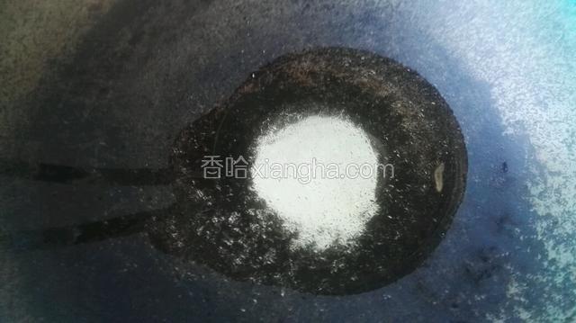 坐锅加油烧至冒烟下花椒爆香，快速倒入蒸好的龙利鱼盘中。