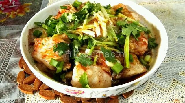 撒香菜、香葱段即可上桌待食。