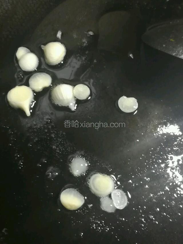 坐锅热油，小火煸香蒜片。