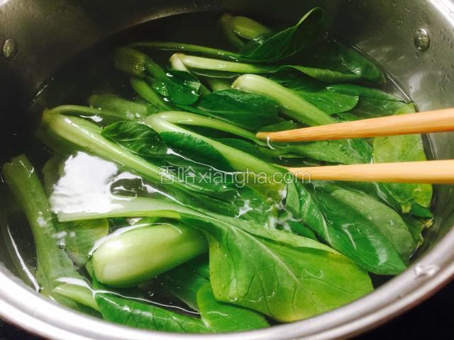 青菜煮熟，煮的时候给锅里加入一勺盐和少许油。