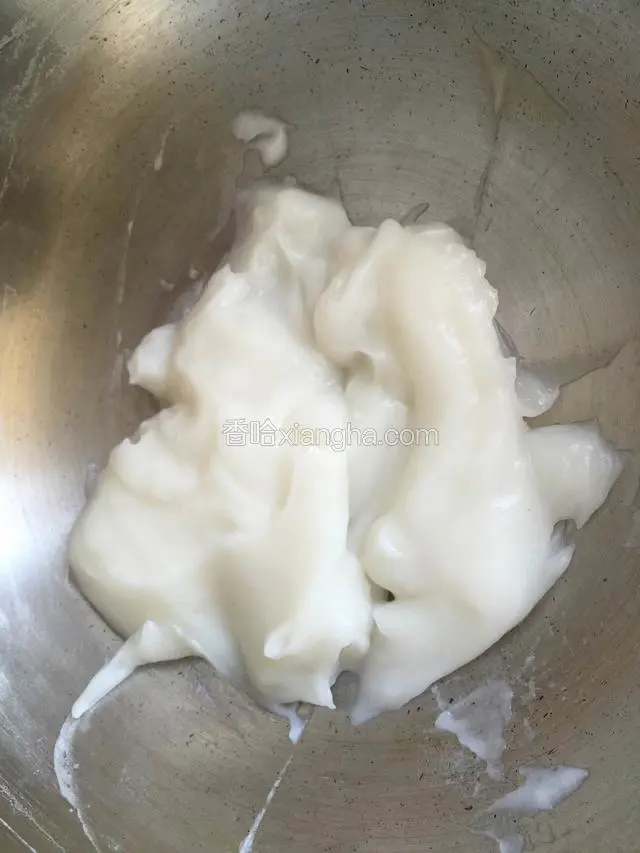 糯米粉加入250克水倒入锅中小火加热，至浆糊状，晾凉备用。