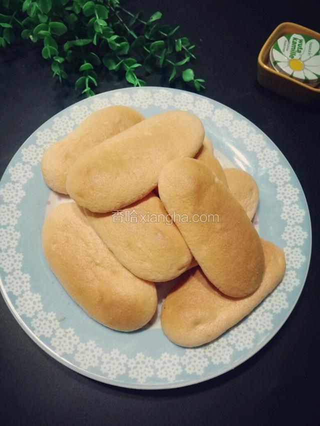 我喜欢浅浅的颜色。这款软饼有点像马卡龙的绵软口感，适合没牙的老人和小朋友吃。喜欢脆一点的就多烤5到8分钟。