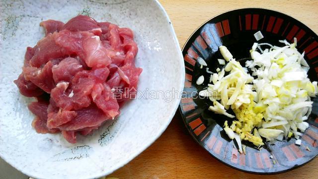 里脊肉切片，葱姜蒜切碎