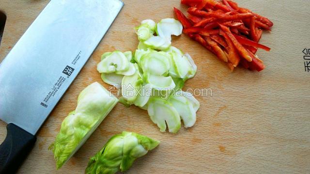 红椒切条状；儿菜去根后对切开，再切片