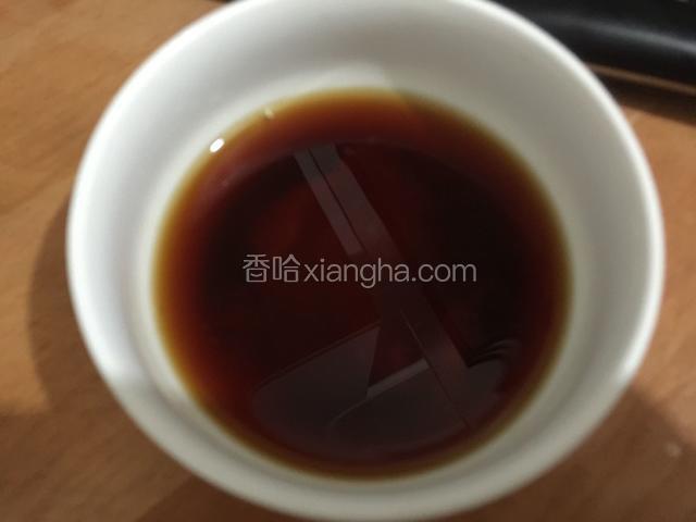 取一个小碗调入番茄酱，生抽，白糖，盐和少许的清水搅拌均匀备用。